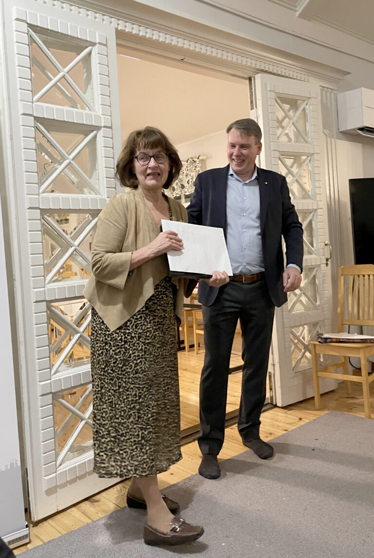 Lisbeth Savola palkittiin vuoden 2024 kuntouttajana pikkujouluissa